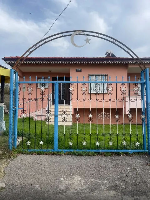 Dirgine de Müstakil Bahçeli Yol Kenarı Çiftlik Evi — Devrek / Zonguldak